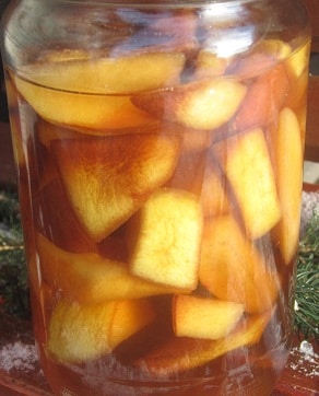 Quittenlikör im Glas