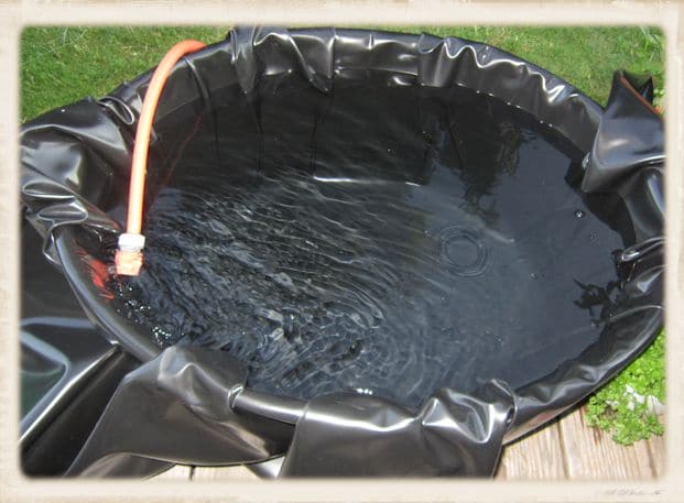 Miniteich mit Wasser befüllen