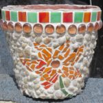 Mosaiktopf - ein Blumentopf mit Blumenmosaik