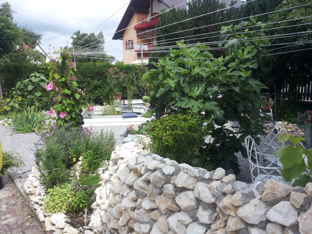 Steinmauer, Kräuterbeet, Naturstein, Mäuerchen, Hochbeet, Gartenzeitung.com